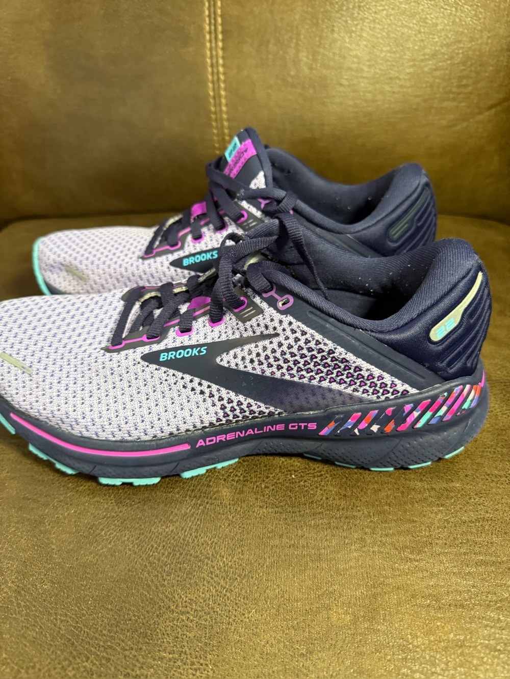 BROOKS ADRENALINE GTS 22 - Women's Athletic Shoes - SIZE 9B